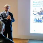 Le Dr Gazielly donnant une conférence sur la chirurgie de l'épaule
