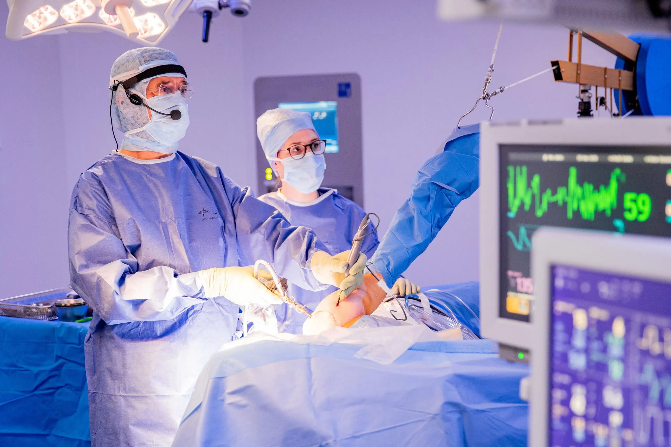 Le Dr Gazielly en salle d'opération, réalisant une réparation arthroscopique de la coiffe des rotateurs