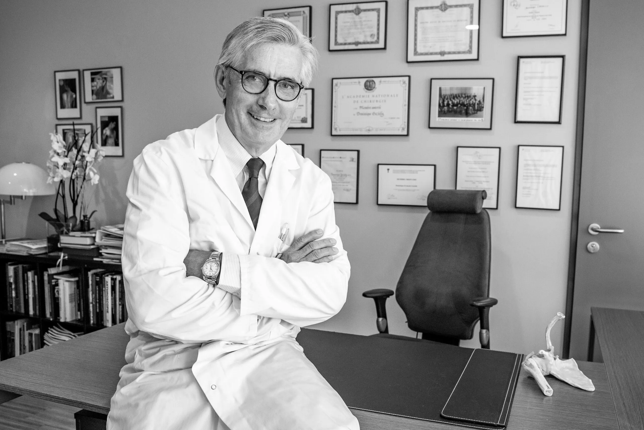 Le Dr Dominique-François Gazielly dans son cabinet, entouré de ses diplômes
